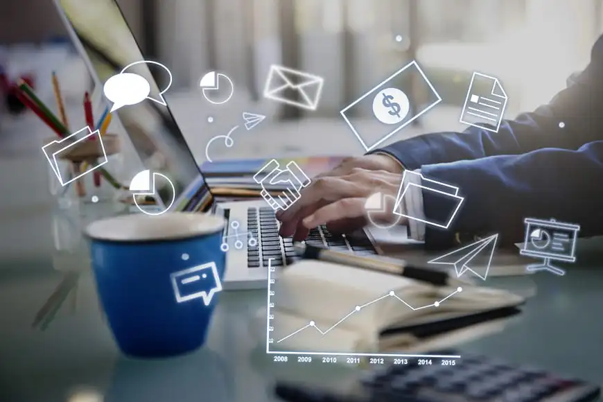 Profissional digitando em notebook com ícones digitais representando automação de marketing, e-mail, dados e comunicação online.